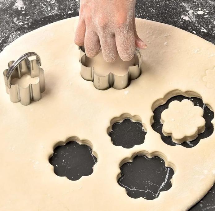 Bakewareind Professional Stainless Steel Round Cookie Cutters Tool with Ring Handle, 5pcs { Select Design } - Bakeware India