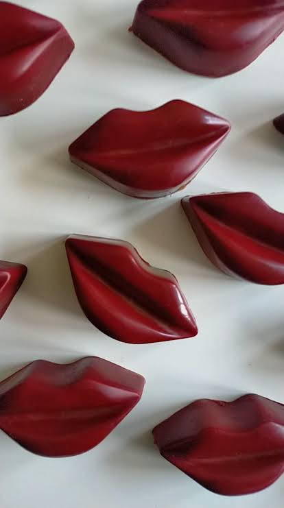 Bakewareind Lips Chocolate Pvc Mould,12 Cavity - Bakewareindia