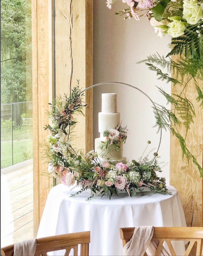 Round hoop cake stand with square base